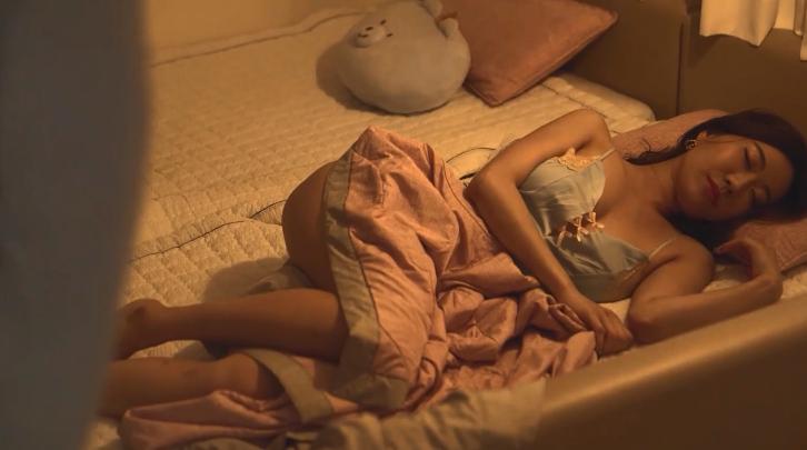 phim sex ko Phát hiện em chồng thủ dâm với đồ lót của mình, chị dâu phạt địt chị không dùng bao